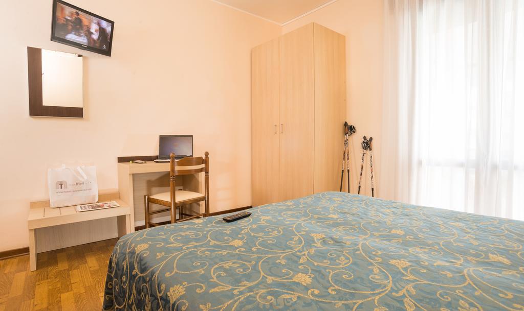 לידו די ג'סולו Hotel Trevi חדר תמונה