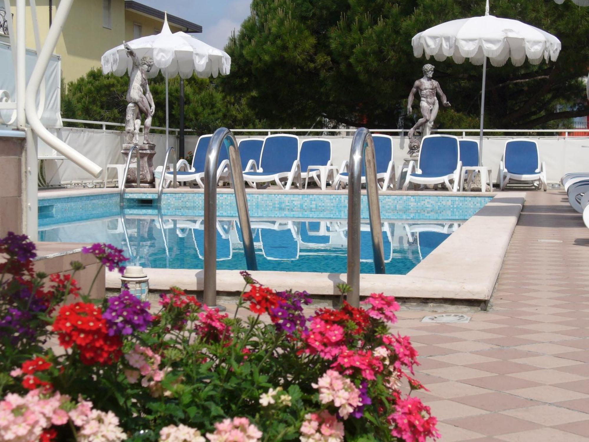 לידו די ג'סולו Hotel Trevi מראה חיצוני תמונה